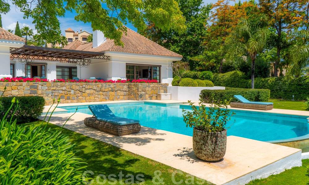 Suntuosa villa de lujo de estilo tradicional con magníficas vistas al mar en venta, Benahavis - Marbella. 37149