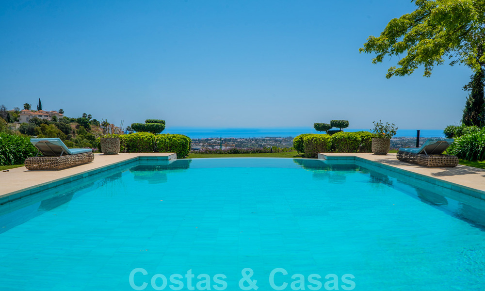 Suntuosa villa de lujo de estilo tradicional con magníficas vistas al mar en venta, Benahavis - Marbella. 37151