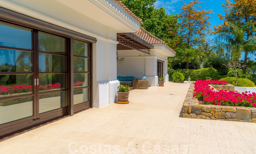 Suntuosa villa de lujo de estilo tradicional con magníficas vistas al mar en venta, Benahavis - Marbella. 37152