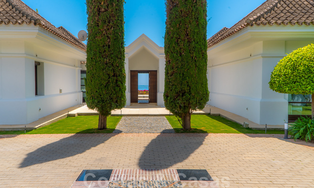 Suntuosa villa de lujo de estilo tradicional con magníficas vistas al mar en venta, Benahavis - Marbella. 37154