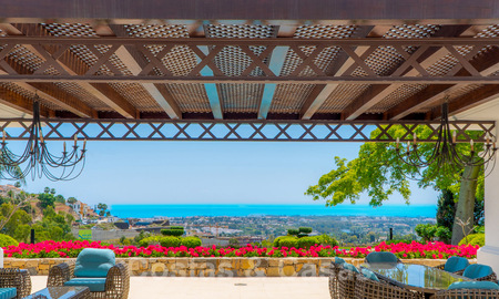 Suntuosa villa de lujo de estilo tradicional con magníficas vistas al mar en venta, Benahavis - Marbella. 37155