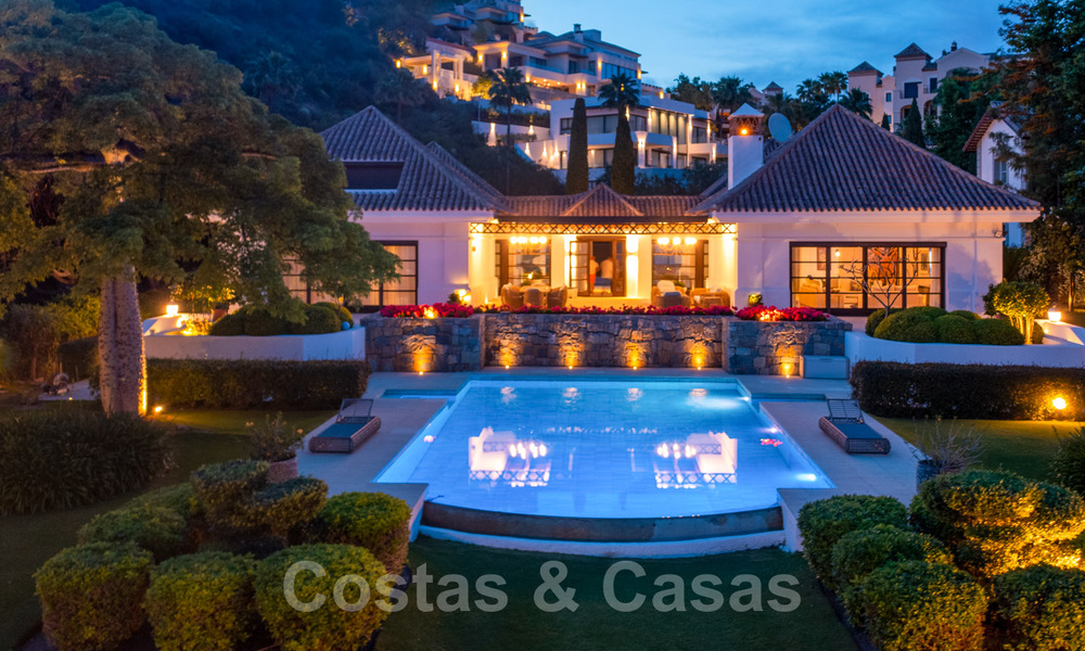 Suntuosa villa de lujo de estilo tradicional con magníficas vistas al mar en venta, Benahavis - Marbella. 37157