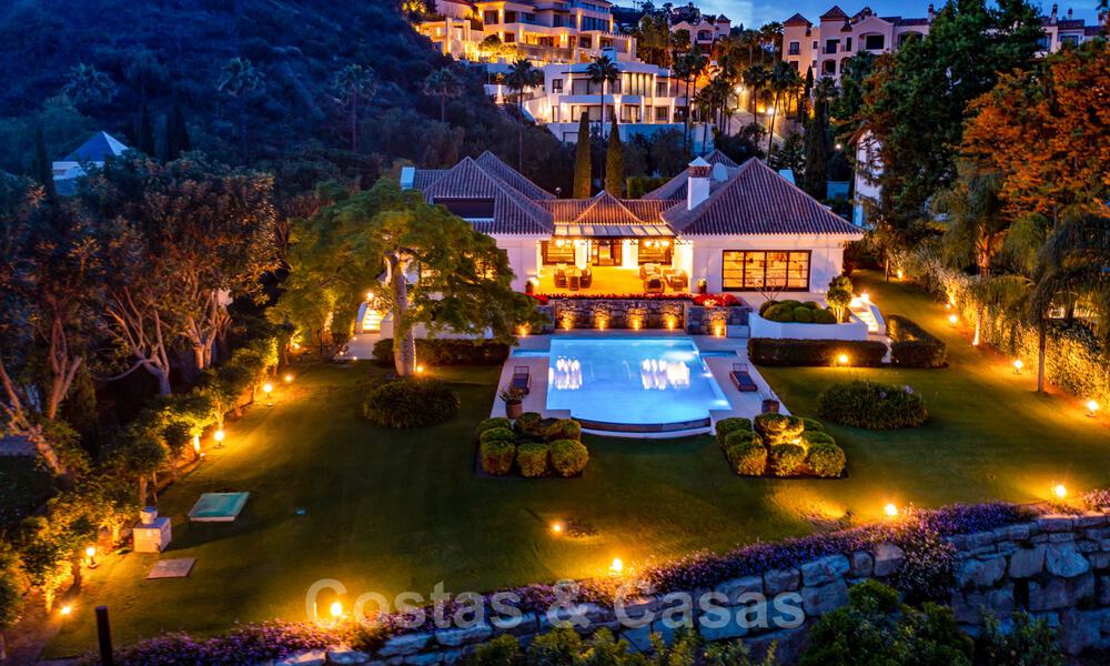 Suntuosa villa de lujo de estilo tradicional con magníficas vistas al mar en venta, Benahavis - Marbella. 37159
