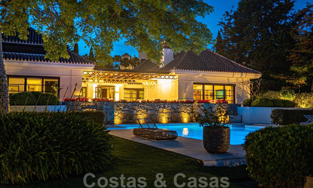 Suntuosa villa de lujo de estilo tradicional con magníficas vistas al mar en venta, Benahavis - Marbella. 37161