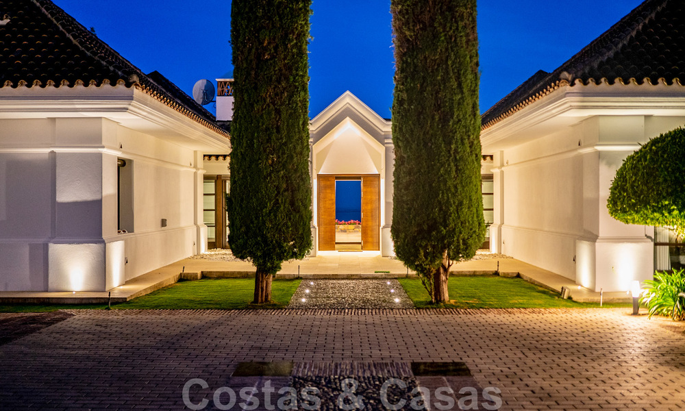 Suntuosa villa de lujo de estilo tradicional con magníficas vistas al mar en venta, Benahavis - Marbella. 37163