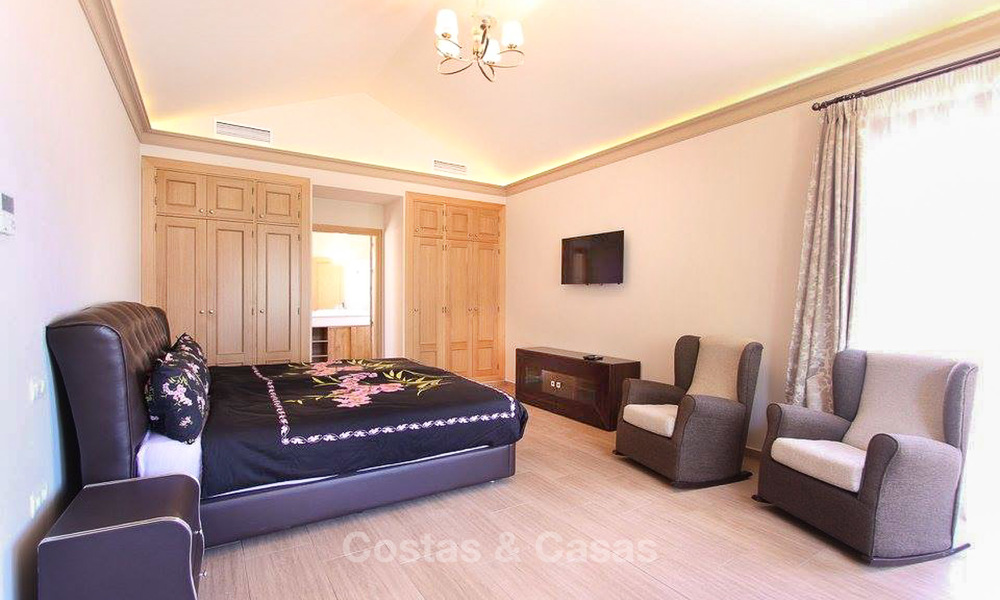 Villa de estilo clásico al lado de la playa en una popular zona residencial en venta - Este de Marbella 8737