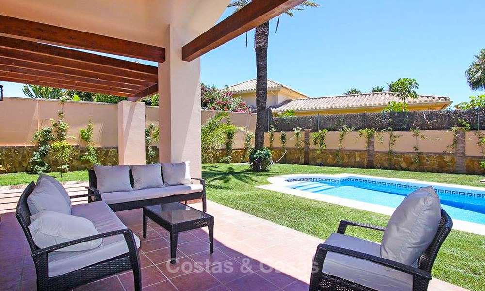 Villa de estilo clásico al lado de la playa en una popular zona residencial en venta - Este de Marbella 8743