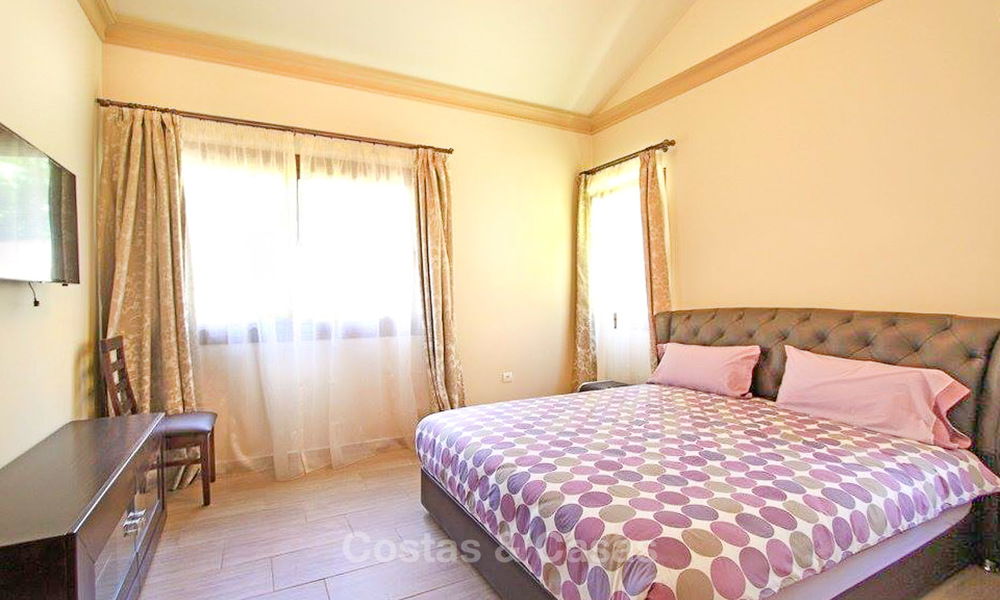 Villa de estilo clásico al lado de la playa en una popular zona residencial en venta - Este de Marbella 8744