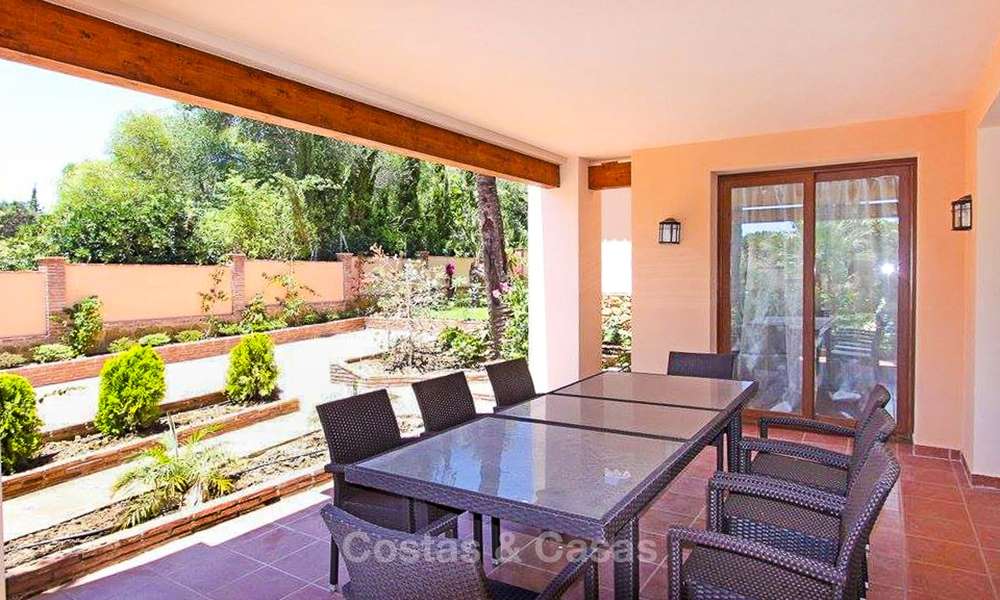Villa de estilo clásico al lado de la playa en una popular zona residencial en venta - Este de Marbella 8745