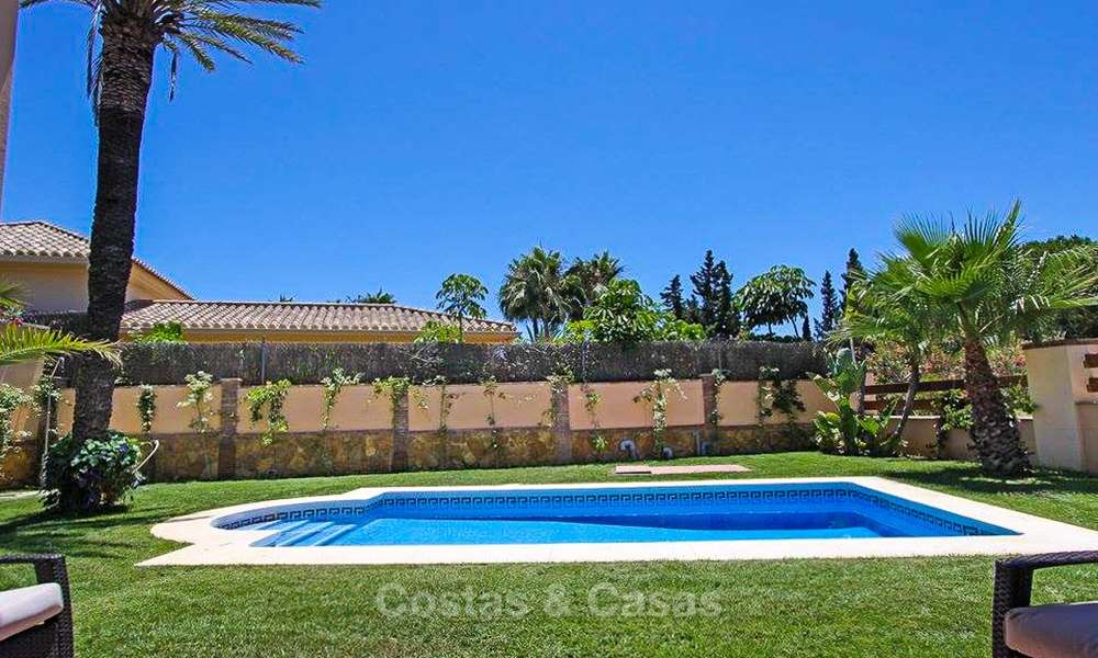 Villa de estilo clásico al lado de la playa en una popular zona residencial en venta - Este de Marbella 8746