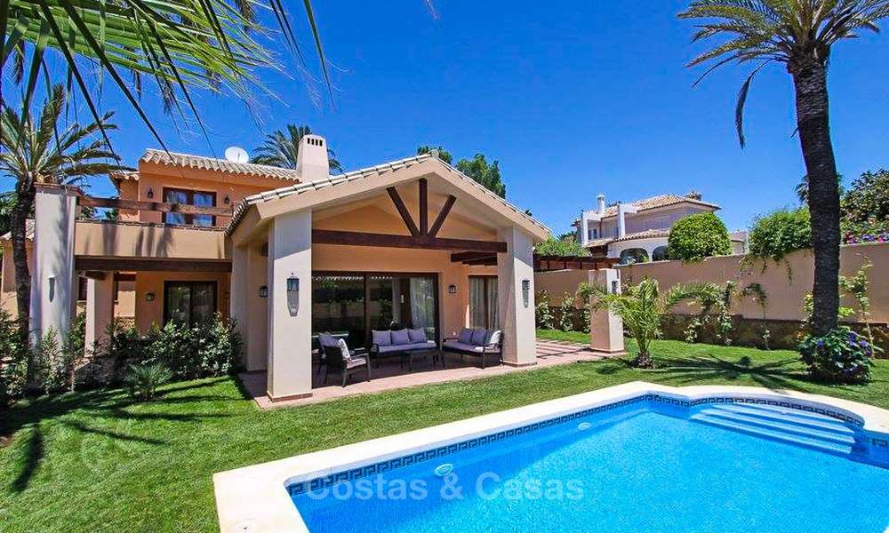 Villa de estilo clásico al lado de la playa en una popular zona residencial en venta - Este de Marbella 8747