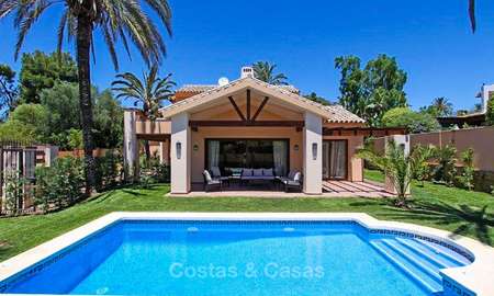 Villa de estilo clásico al lado de la playa en una popular zona residencial en venta - Este de Marbella 8748
