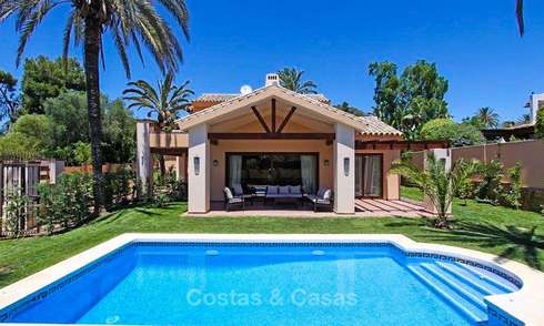 Villa de estilo clásico al lado de la playa en una popular zona residencial en venta - Este de Marbella 8748