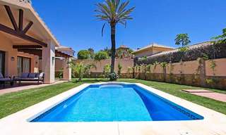 Villa de estilo clásico al lado de la playa en una popular zona residencial en venta - Este de Marbella 8749 