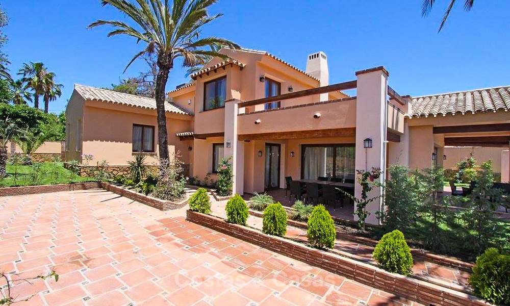 Villa de estilo clásico al lado de la playa en una popular zona residencial en venta - Este de Marbella 8750