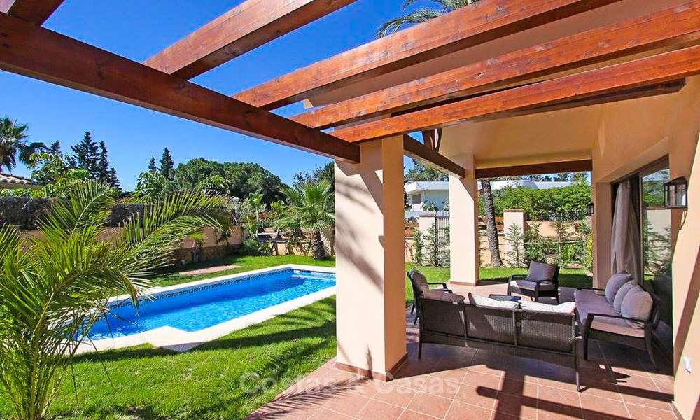 Villa de estilo clásico al lado de la playa en una popular zona residencial en venta - Este de Marbella 8755