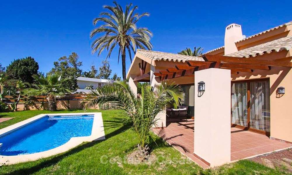 Villa de estilo clásico al lado de la playa en una popular zona residencial en venta - Este de Marbella 8756