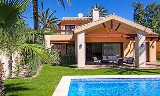 Villa de estilo clásico al lado de la playa en una popular zona residencial en venta - Este de Marbella 8757 