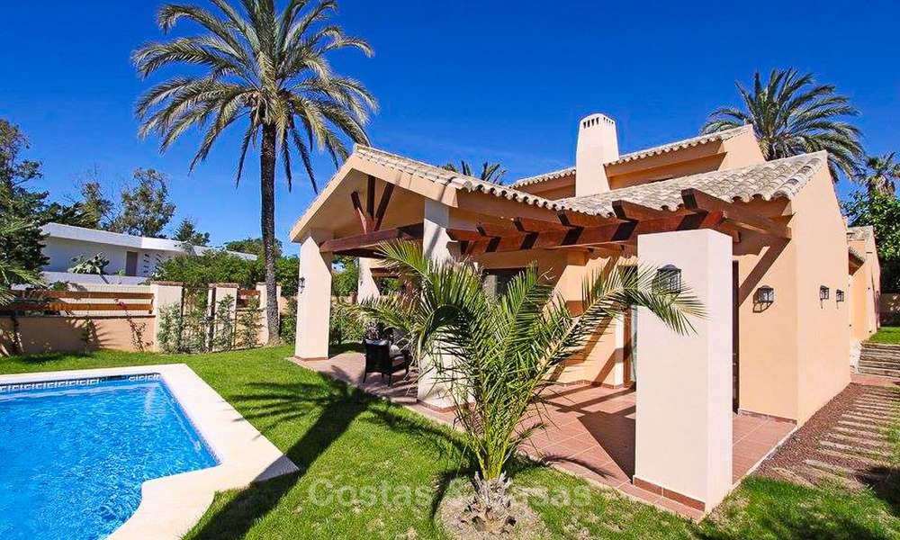 Villa de estilo clásico al lado de la playa en una popular zona residencial en venta - Este de Marbella 8758