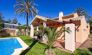 Villa de estilo clásico al lado de la playa en una popular zona residencial en venta - Este de Marbella 8758 
