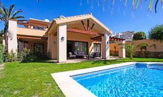 Villa de estilo clásico al lado de la playa en una popular zona residencial en venta - Este de Marbella 8759 
