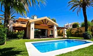 Villa de estilo clásico al lado de la playa en una popular zona residencial en venta - Este de Marbella 8760 