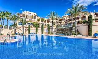 Impresionante ático dúplex en venta en un complejo de lujo, primera línea de golf con vistas al mar - Benahavis, Marbella 8868 