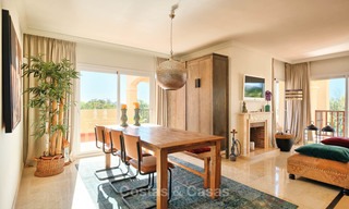 Impresionante ático dúplex en venta en un complejo de lujo, primera línea de golf con vistas al mar - Benahavis, Marbella 8878 