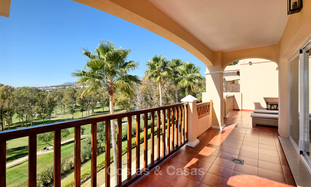 Impresionante ático dúplex en venta en un complejo de lujo, primera línea de golf con vistas al mar - Benahavis, Marbella 8890