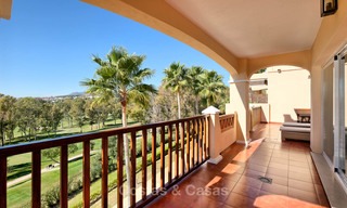 Impresionante ático dúplex en venta en un complejo de lujo, primera línea de golf con vistas al mar - Benahavis, Marbella 8890 