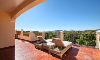 Impresionante ático dúplex en venta en un complejo de lujo, primera línea de golf con vistas al mar - Benahavis, Marbella 8896 