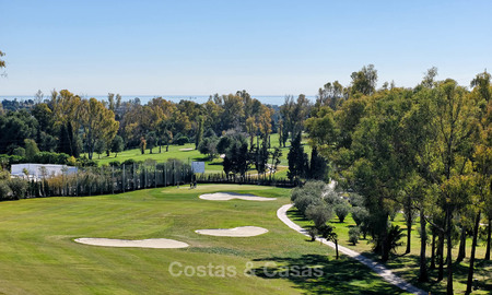 Impresionante ático dúplex en venta en un complejo de lujo, primera línea de golf con vistas al mar - Benahavis, Marbella 8902