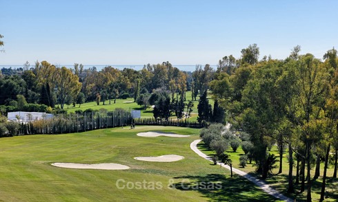 Impresionante ático dúplex en venta en un complejo de lujo, primera línea de golf con vistas al mar - Benahavis, Marbella 8902