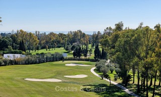 Impresionante ático dúplex en venta en un complejo de lujo, primera línea de golf con vistas al mar - Benahavis, Marbella 8902 