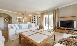 Amplio apartamento en la playa con vistas al mar en venta, en una prestigiosa urbanización, Este de Marbella 9137 