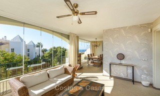 Amplio apartamento en la playa con vistas al mar en venta, en una prestigiosa urbanización, Este de Marbella 9143 