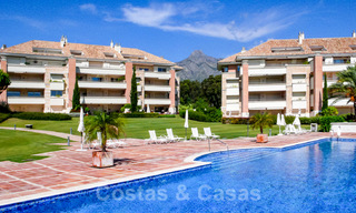 Apartamentos de lujo atemporales en venta con vistas al mar en la Milla de Oro, entre Puerto Banús y Marbella 22521 