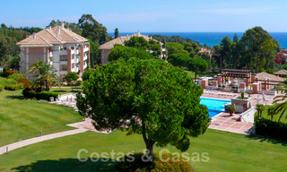 Apartamentos de lujo atemporales en venta con vistas al mar en la Milla de Oro, entre Puerto Banús y Marbella 22523 