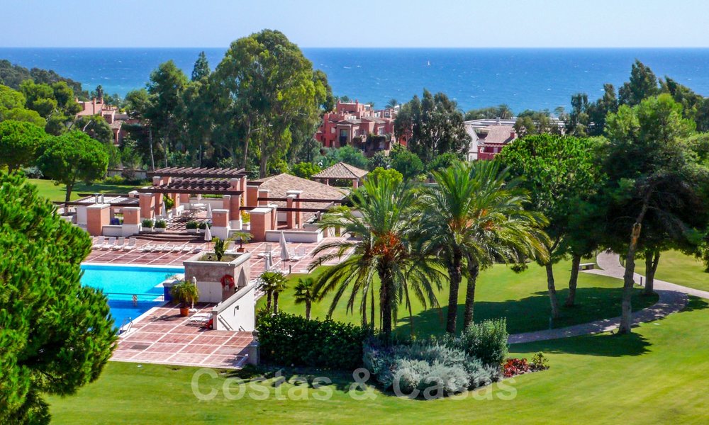 Apartamentos de lujo atemporales en venta con vistas al mar en la Milla de Oro, entre Puerto Banús y Marbella 22524