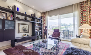 Apartamentos de lujo atemporales en venta con vistas al mar en la Milla de Oro, entre Puerto Banús y Marbella 22528 