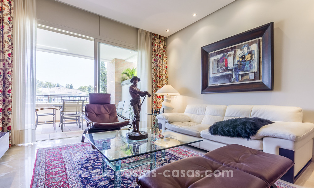 Apartamentos de lujo atemporales en venta con vistas al mar en la Milla de Oro, entre Puerto Banús y Marbella 22530