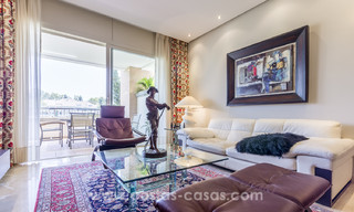 Apartamentos de lujo atemporales en venta con vistas al mar en la Milla de Oro, entre Puerto Banús y Marbella 22530 