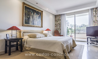 Apartamentos de lujo atemporales en venta con vistas al mar en la Milla de Oro, entre Puerto Banús y Marbella 22531 