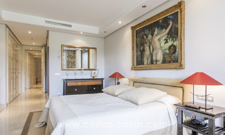 Apartamentos de lujo atemporales en venta con vistas al mar en la Milla de Oro, entre Puerto Banús y Marbella 22532 