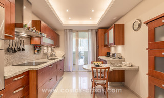 Apartamentos de lujo atemporales en venta con vistas al mar en la Milla de Oro, entre Puerto Banús y Marbella 22536 
