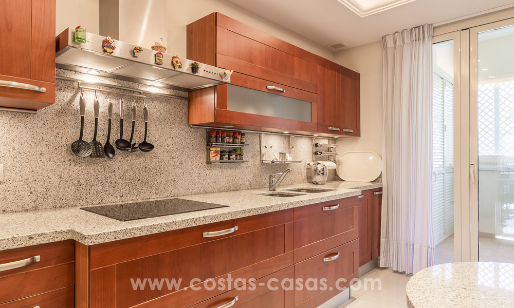 Apartamentos de lujo atemporales en venta con vistas al mar en la Milla de Oro, entre Puerto Banús y Marbella 22537