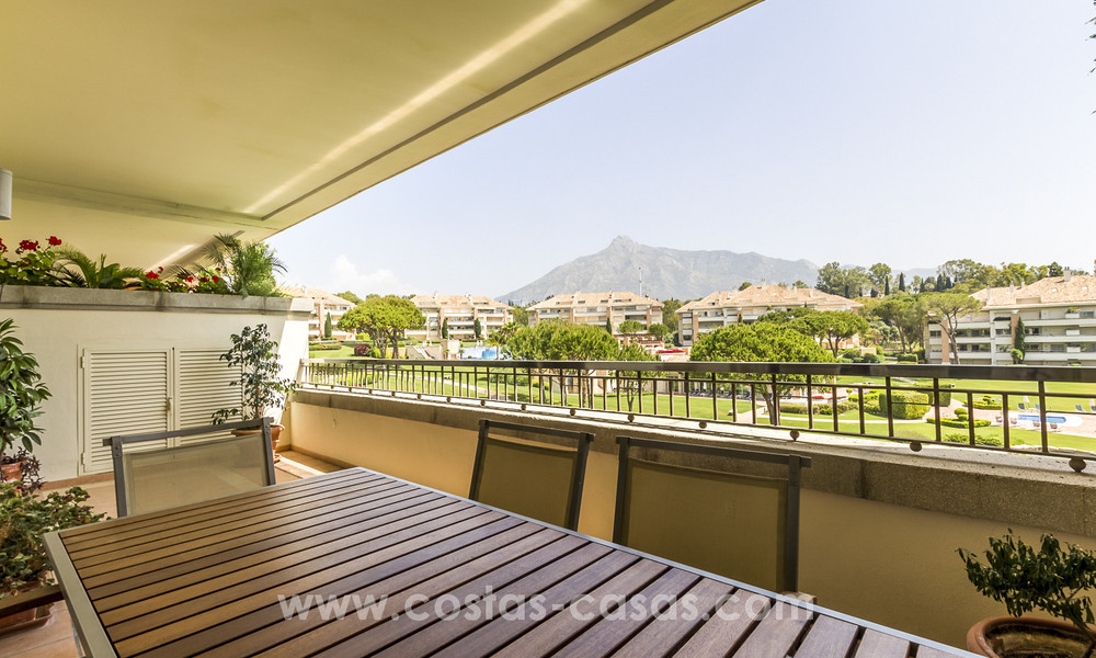 Apartamentos de lujo atemporales en venta con vistas al mar en la Milla de Oro, entre Puerto Banús y Marbella 22539