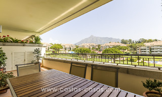 Apartamentos de lujo atemporales en venta con vistas al mar en la Milla de Oro, entre Puerto Banús y Marbella 22539 