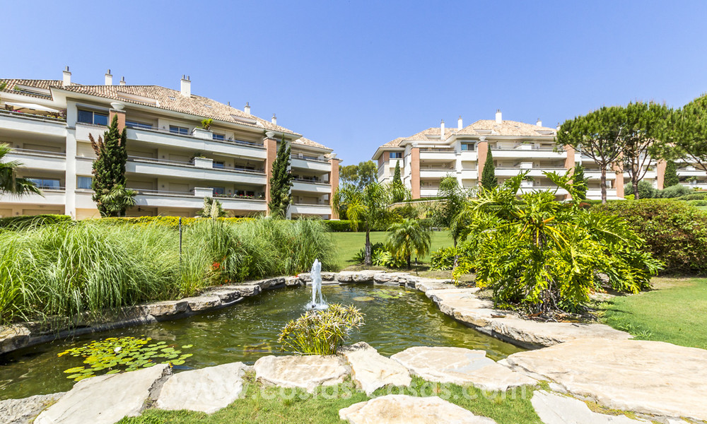 Apartamentos de lujo atemporales en venta con vistas al mar en la Milla de Oro, entre Puerto Banús y Marbella 22543