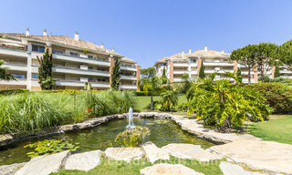Apartamentos de lujo atemporales en venta con vistas al mar en la Milla de Oro, entre Puerto Banús y Marbella 22543 